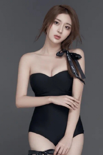 美腿美女低胸连体衣傲人事业线性感撩人