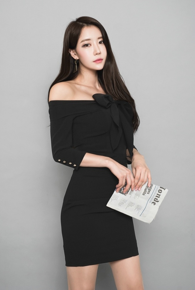 高挑美女一字肩包臀裙香肩美腿极品销魂 高挑美女一字肩包臀裙香肩美腿极品销魂