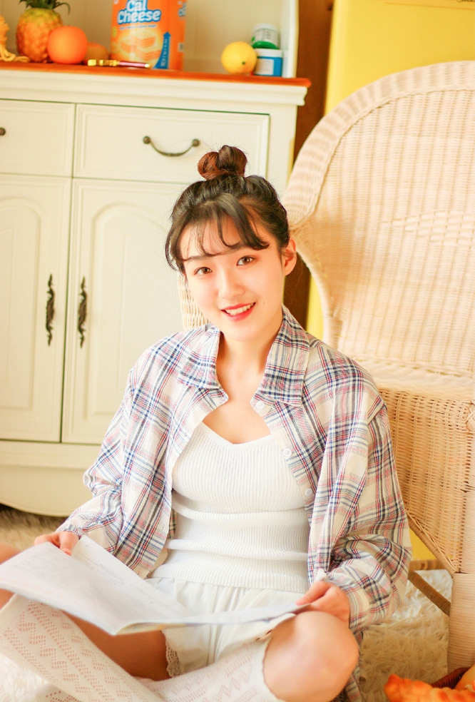 丸子头美女萝莉超短裤白丝美腿 丸子头美女萝莉超短裤白丝美腿