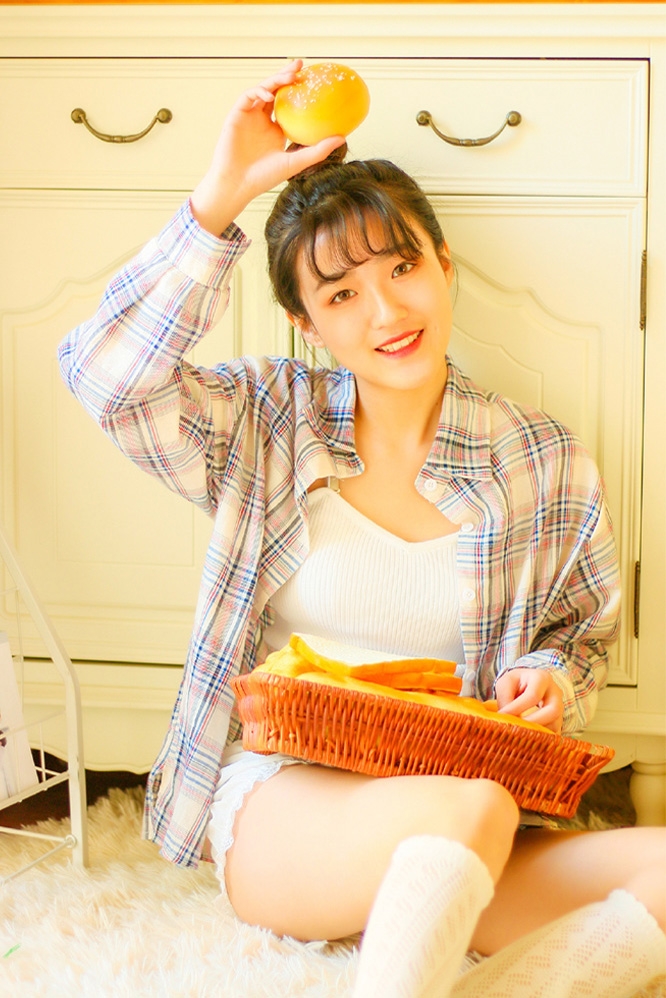 丸子头美女萝莉超短裤白丝美腿 丸子头美女萝莉超短裤白丝美腿