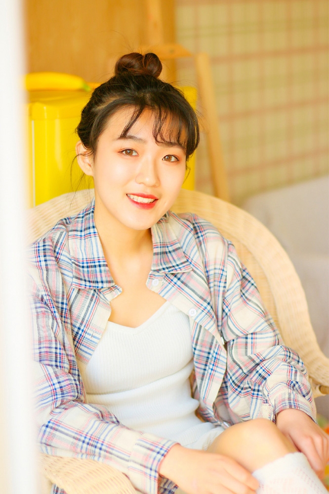 丸子头美女萝莉超短裤白丝美腿 丸子头美女萝莉超短裤白丝美腿