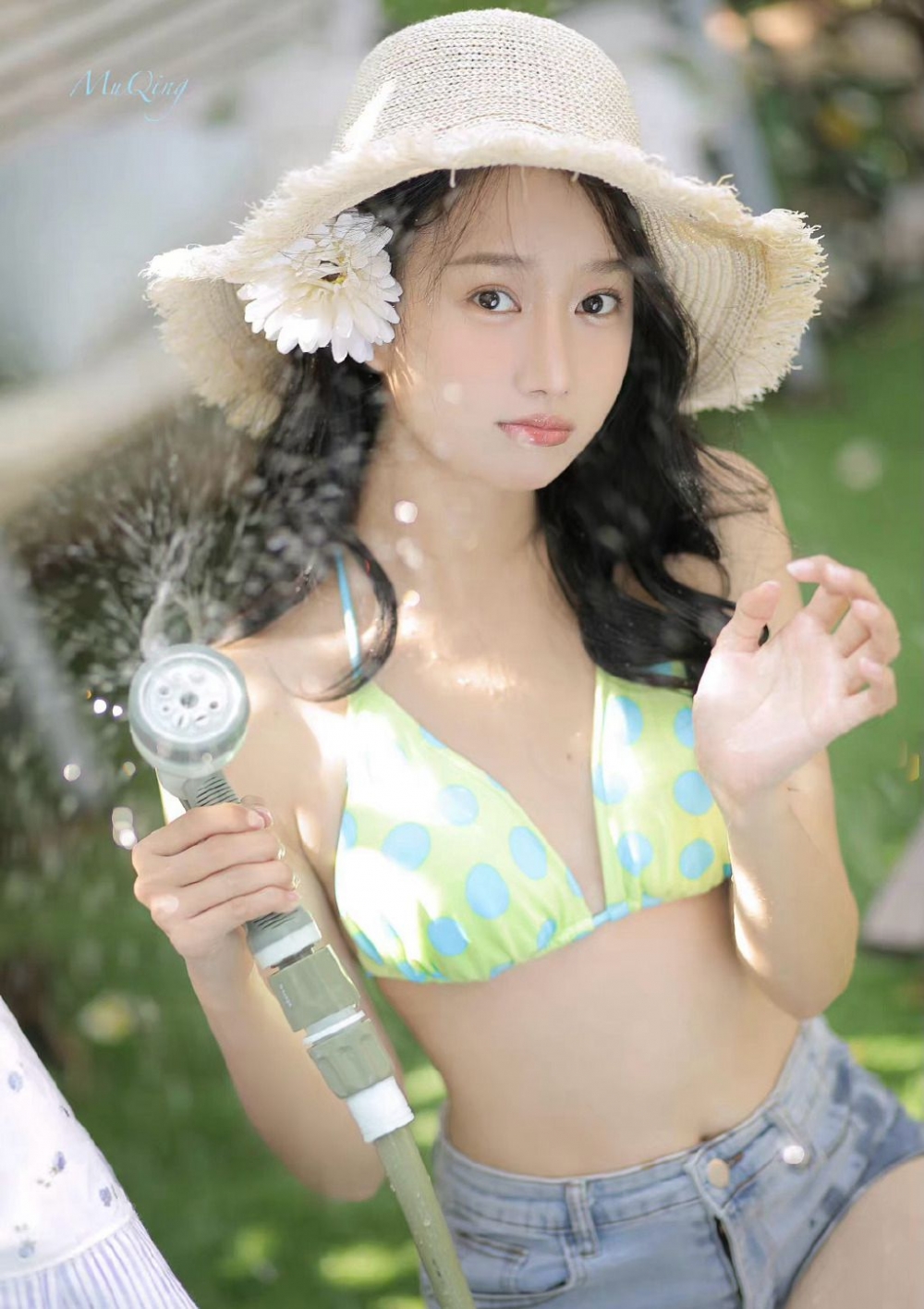 半熟少女吊带内衣白嫩酥胸性感撩人 半熟少女吊带内衣白嫩酥胸性感撩人