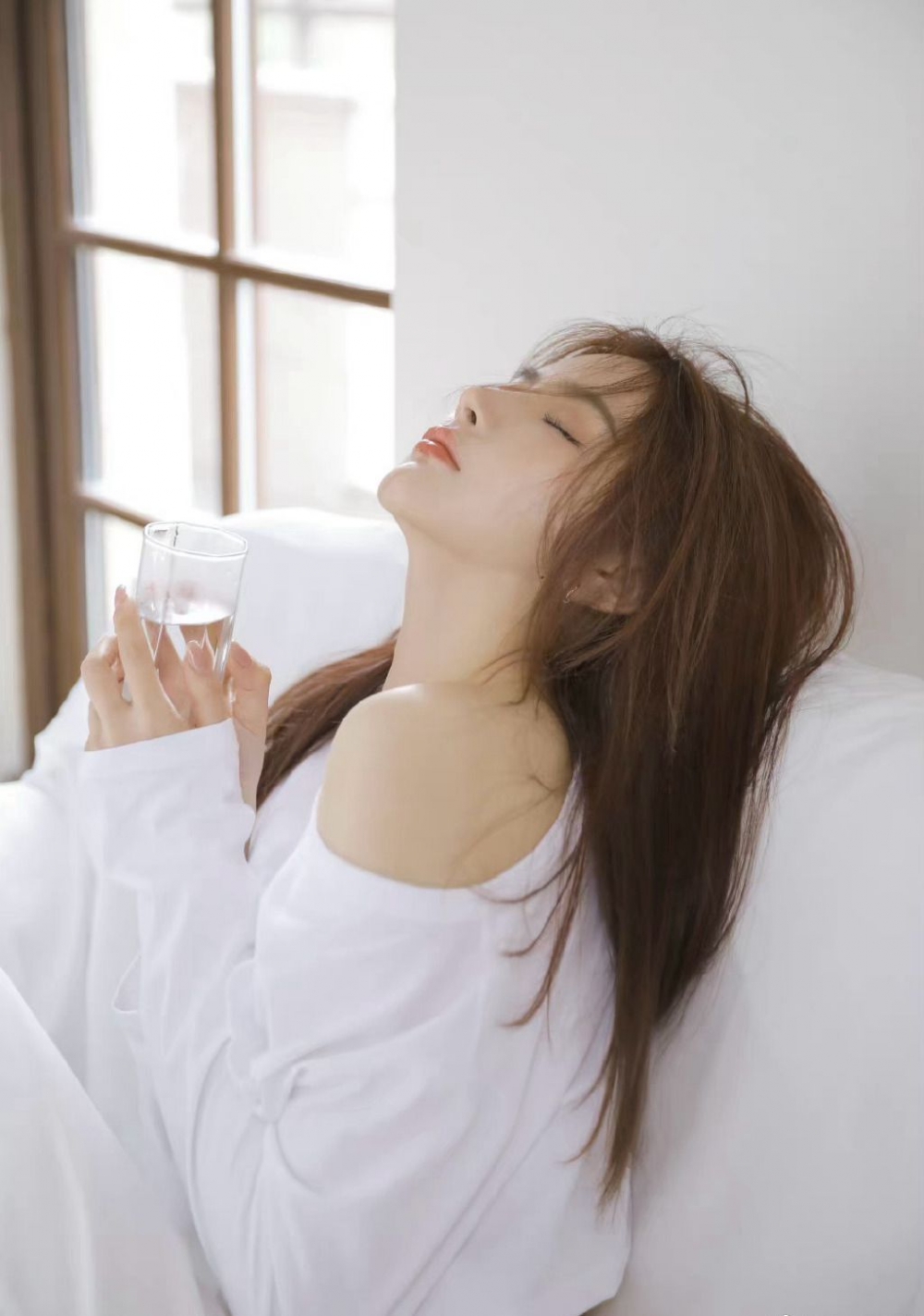 气质美女长发披肩小露香肩优雅迷人 气质美女长发披肩小露香肩优雅迷人