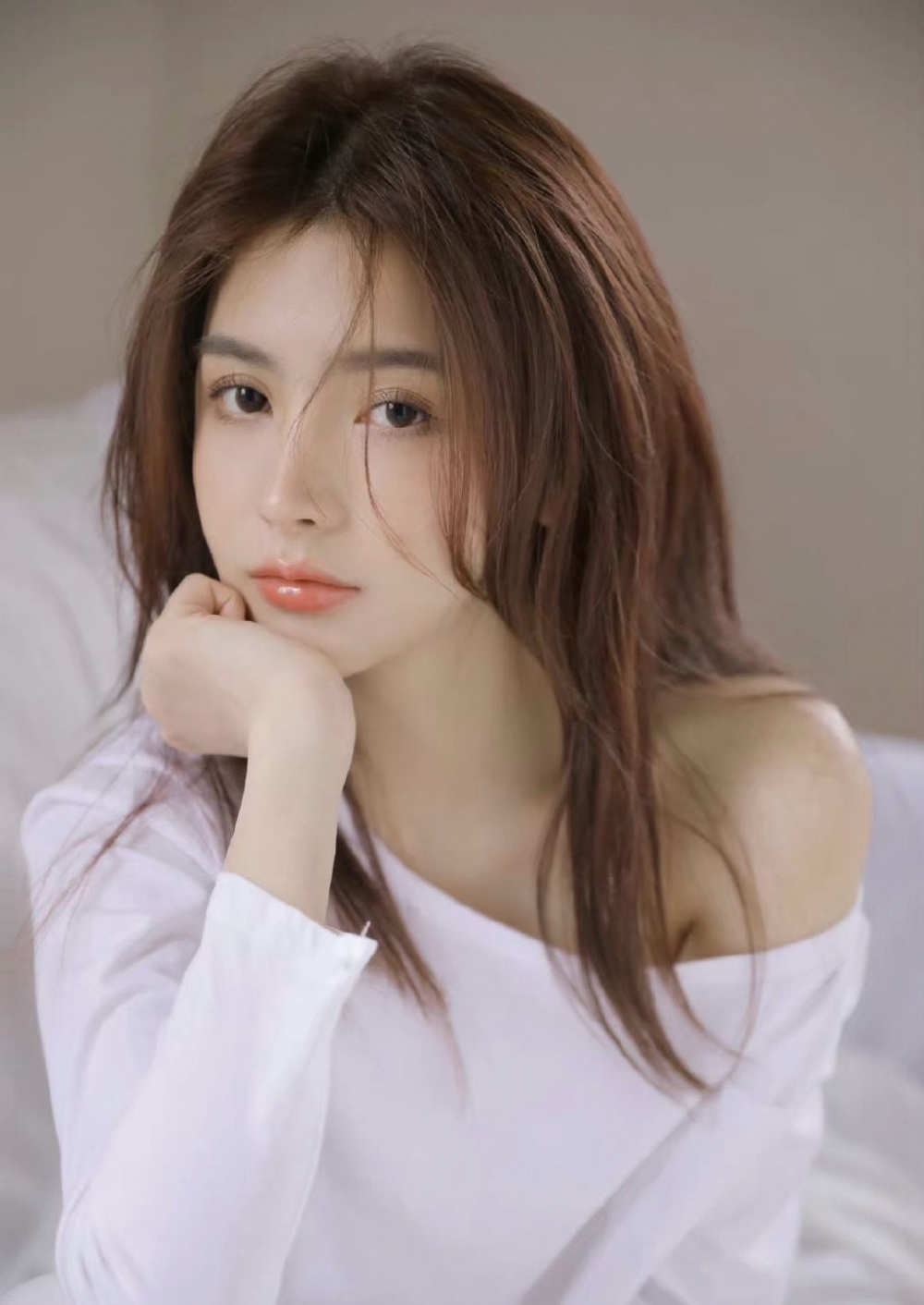 气质美女长发披肩小露香肩优雅迷人 气质美女长发披肩小露香肩优雅迷人