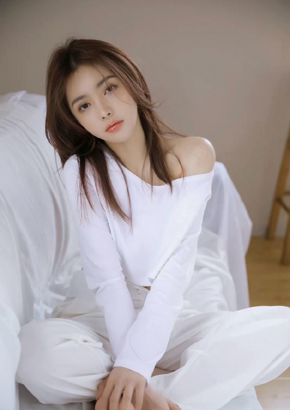 气质美女长发披肩小露香肩优雅迷人 气质美女长发披肩小露香肩优雅迷人