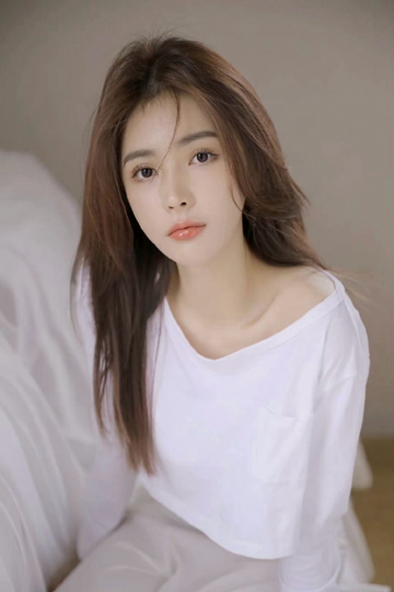 气质美女长发披肩小露香肩优雅迷人