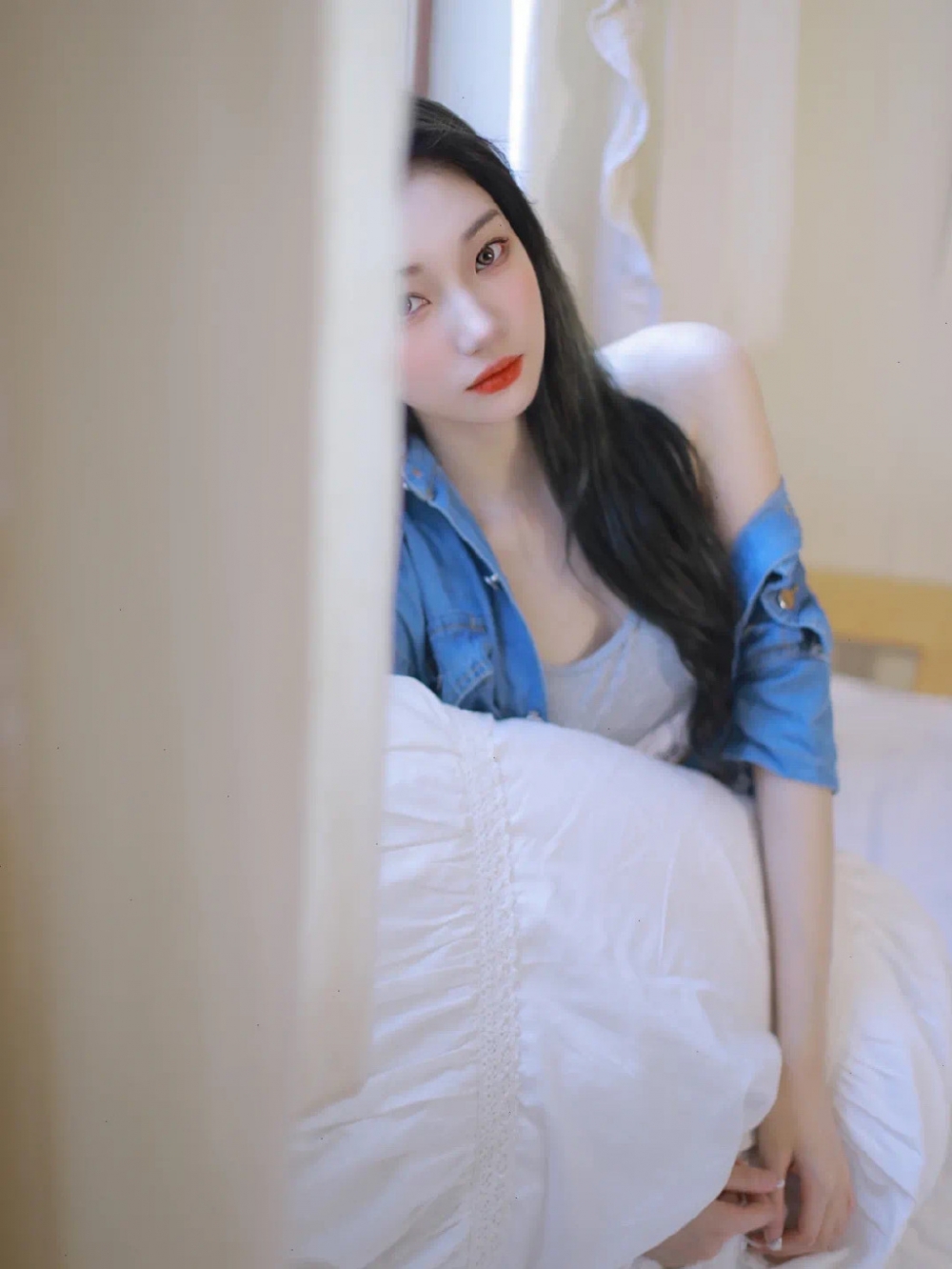 长发美女牛仔短裤修长美腿清新养眼 长发美女牛仔短裤修长美腿清新养眼