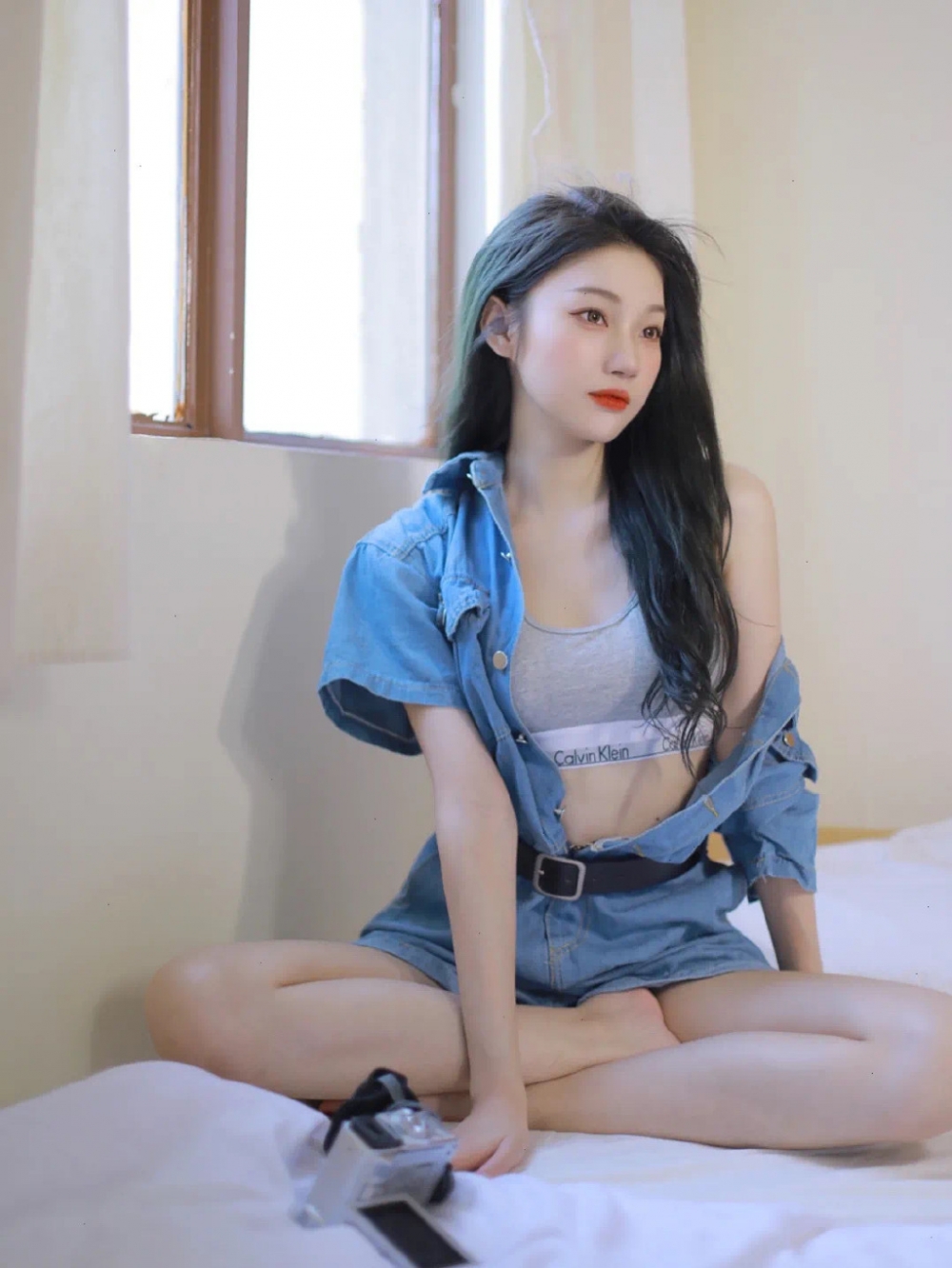长发美女牛仔短裤修长美腿清新养眼 长发美女牛仔短裤修长美腿清新养眼