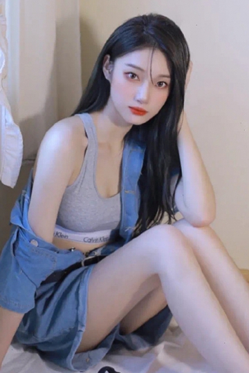长发美女牛仔短裤修长美腿清新养眼