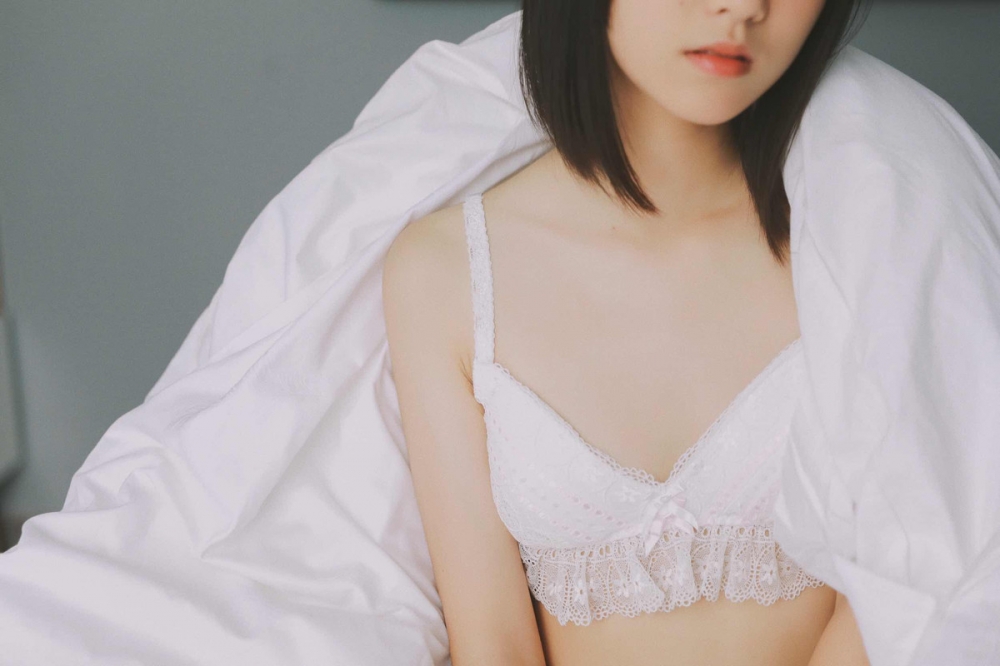 床上美女蕾丝内衣酥胸翘臀细腰美腿 床上美女蕾丝内衣酥胸翘臀细腰美腿