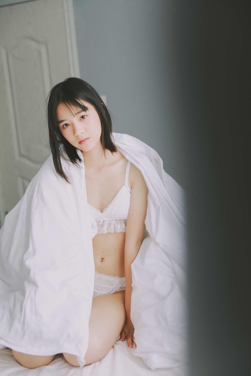 床上美女蕾丝内衣酥胸翘臀细腰美腿 床上美女蕾丝内衣酥胸翘臀细腰美腿