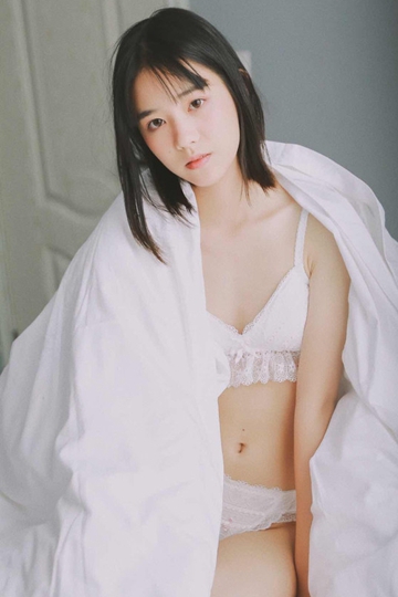 床上美女蕾丝内衣酥胸翘臀细腰美腿