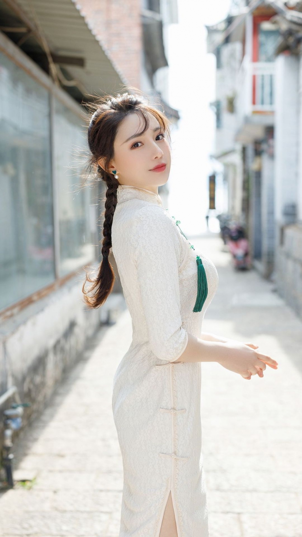气质美女古典旗袍前凸后翘风情万种 气质美女古典旗袍前凸后翘风情万种