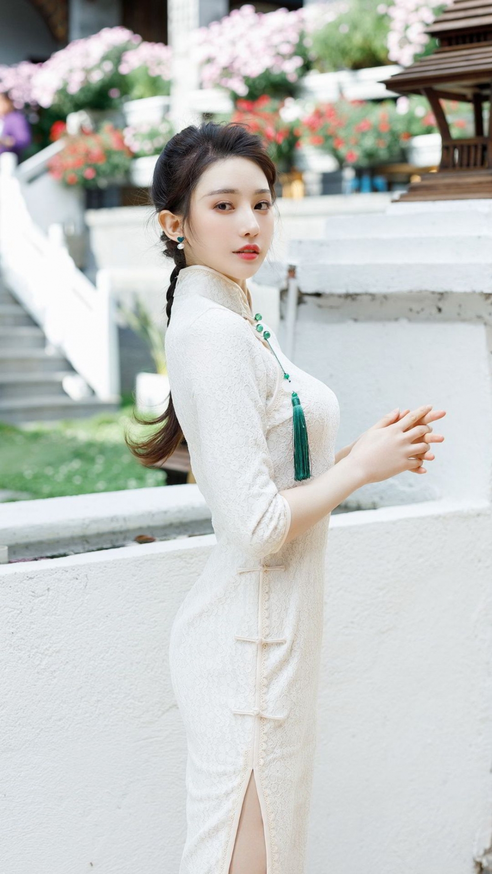 气质美女古典旗袍前凸后翘风情万种 气质美女古典旗袍前凸后翘风情万种