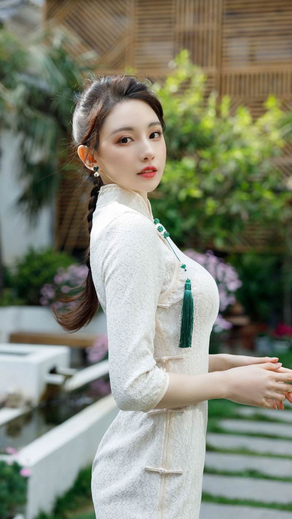 气质美女古典旗袍前凸后翘风情万种 气质美女古典旗袍前凸后翘风情万种