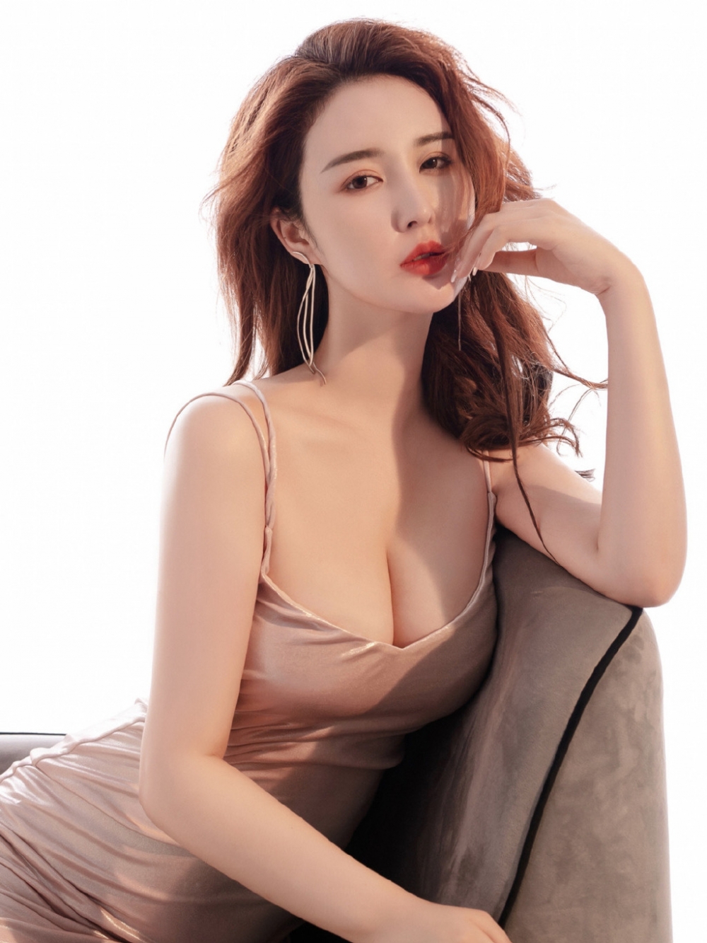 红唇卷发美女御姐低胸吊裙傲人上围性感