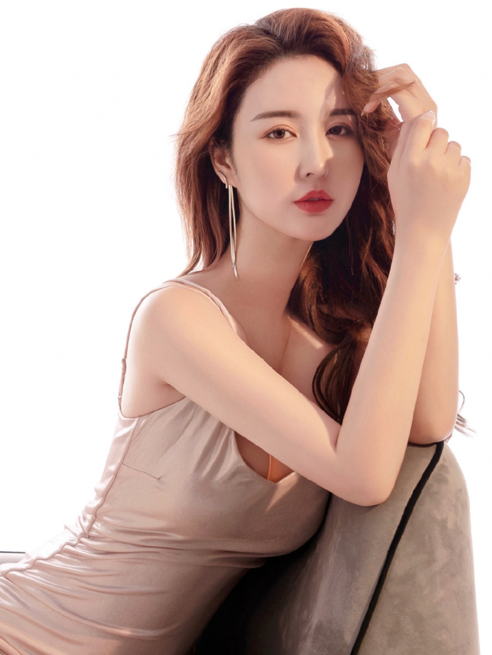 红唇卷发美女御姐低胸吊裙傲人上围性感 红唇卷发美女御姐低胸吊裙傲人上围性感