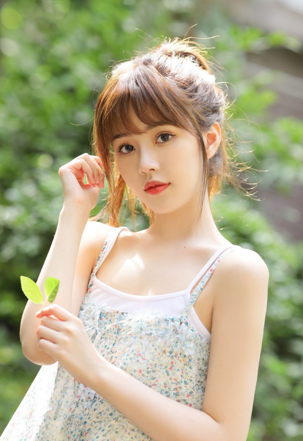 吊带美女萝莉齐刘海高马尾青春活力 吊带美女萝莉齐刘海高马尾青春活力