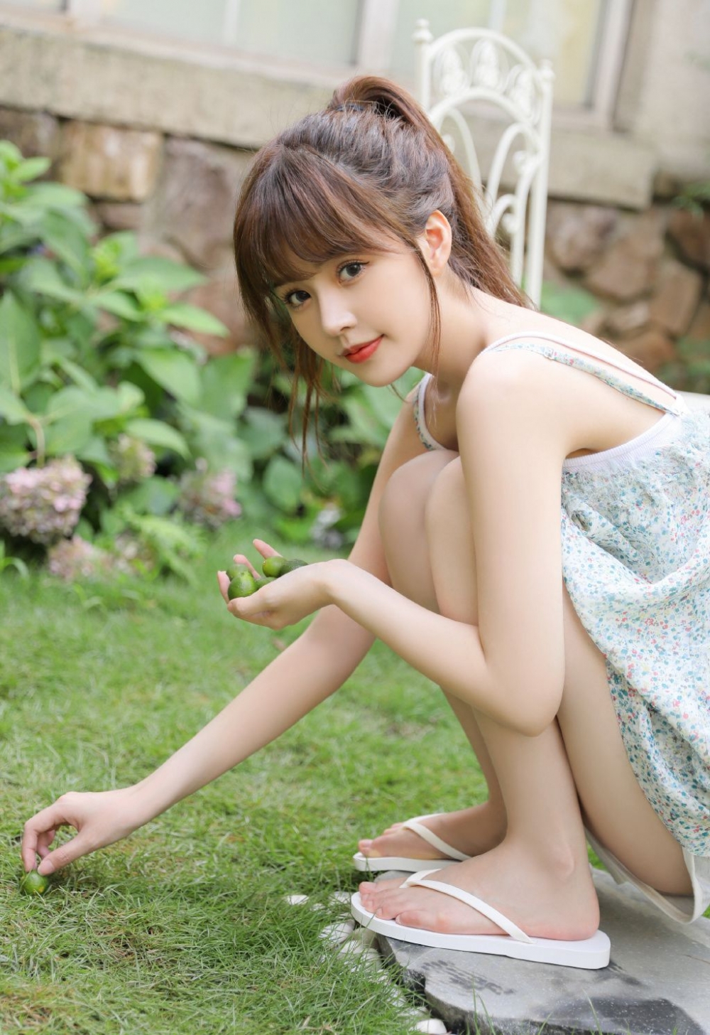 吊带美女萝莉齐刘海高马尾青春活力 吊带美女萝莉齐刘海高马尾青春活力
