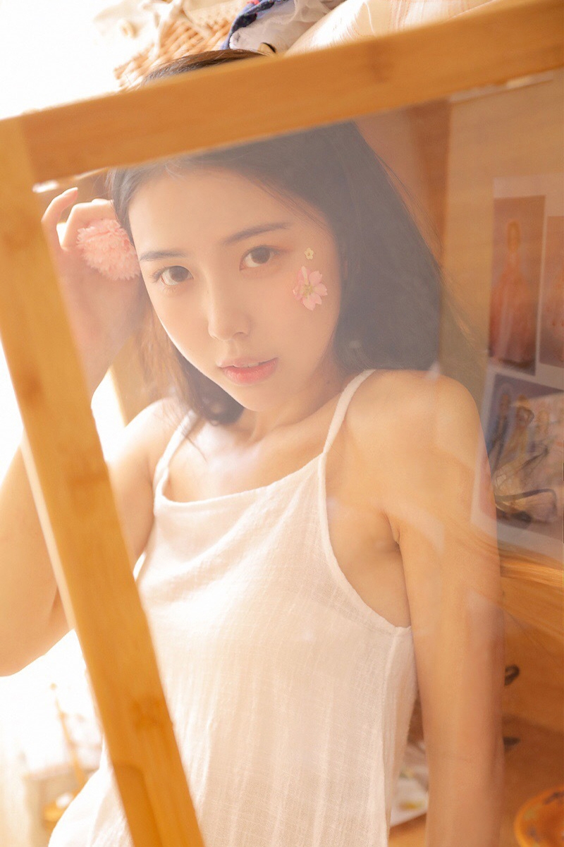 小清新美女吊带短裤白皙大长腿 小清新美女吊带短裤白皙大长腿