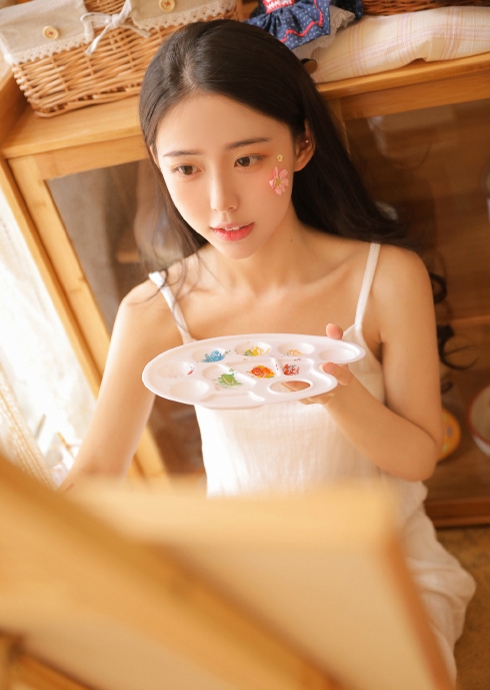 小清新美女吊带短裤白皙大长腿 小清新美女吊带短裤白皙大长腿
