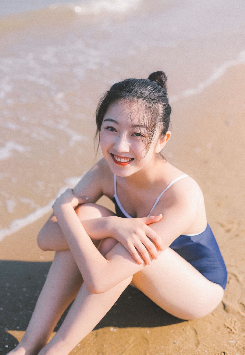 丸子头美少女连体泳衣美腿翘臀性感迷人 丸子头美少女连体泳衣美腿翘臀性感迷人