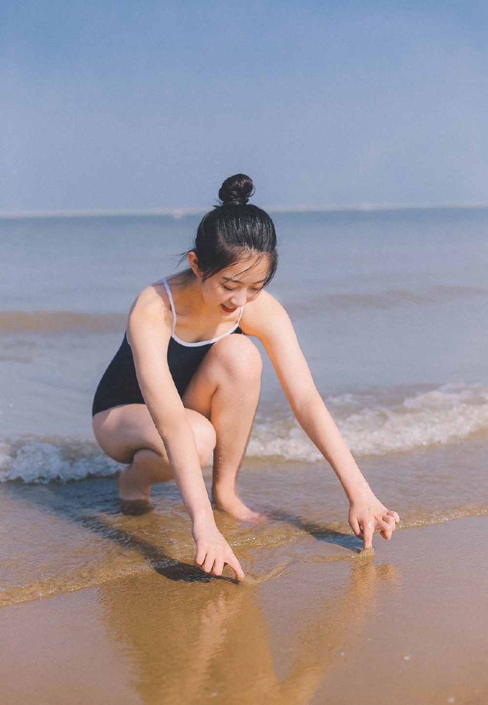 丸子头美少女连体泳衣美腿翘臀性感迷人 丸子头美少女连体泳衣美腿翘臀性感迷人