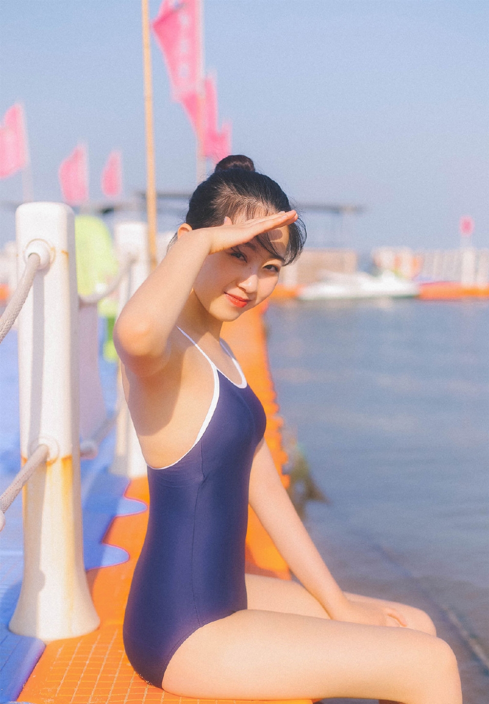 丸子头美少女连体泳衣美腿翘臀性感迷人 丸子头美少女连体泳衣美腿翘臀性感迷人