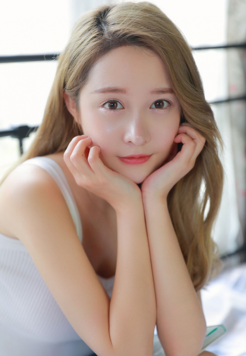 吊带美女圆润香肩精致锁骨清纯动人 吊带美女圆润香肩精致锁骨清纯动人