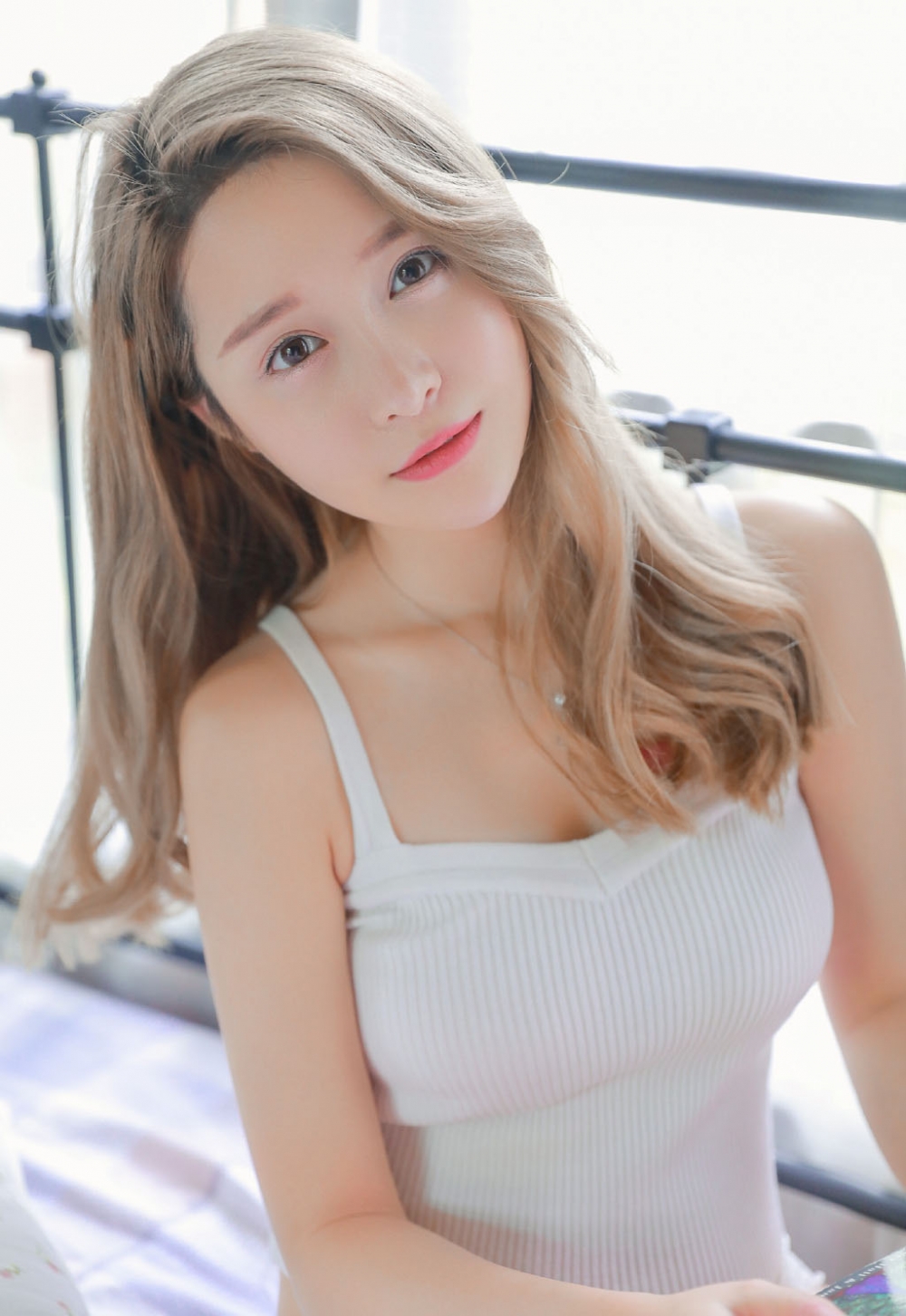 吊带美女圆润香肩精致锁骨清纯动人 吊带美女圆润香肩精致锁骨清纯动人