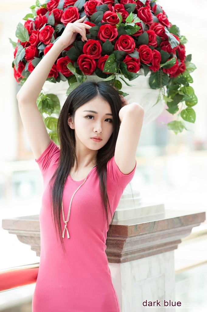 街拍美女包臀短裙黑丝美腿高跟玉足迷人 街拍美女包臀短裙黑丝美腿高跟玉足迷人