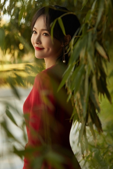 红色束腰长裙尽显优雅迷人