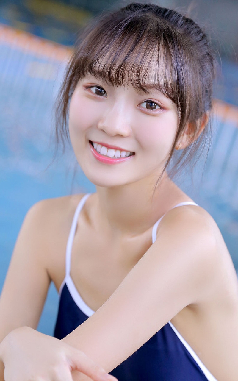性感少女吊带连体泳衣泳池湿身诱惑 性感少女吊带连体泳衣泳池湿身诱惑