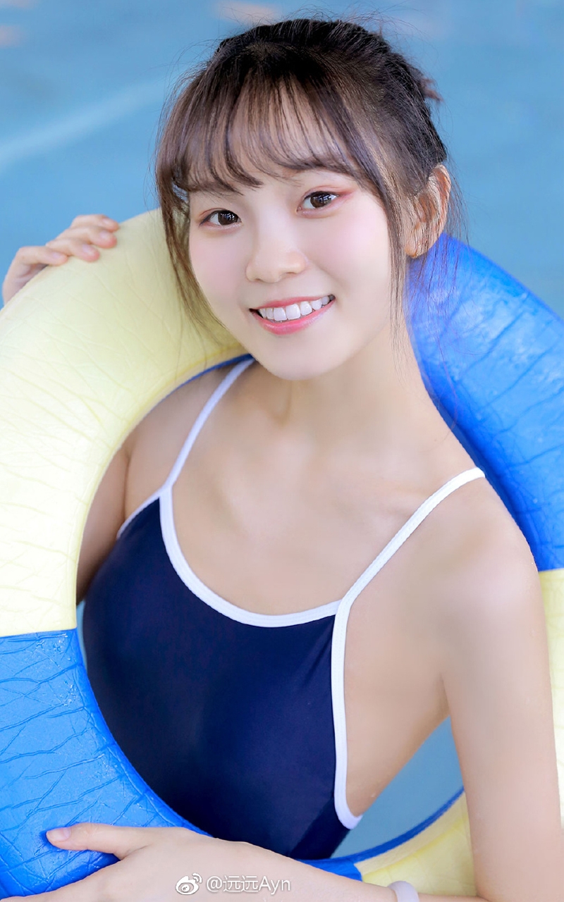 性感少女吊带连体泳衣泳池湿身诱惑 性感少女吊带连体泳衣泳池湿身诱惑