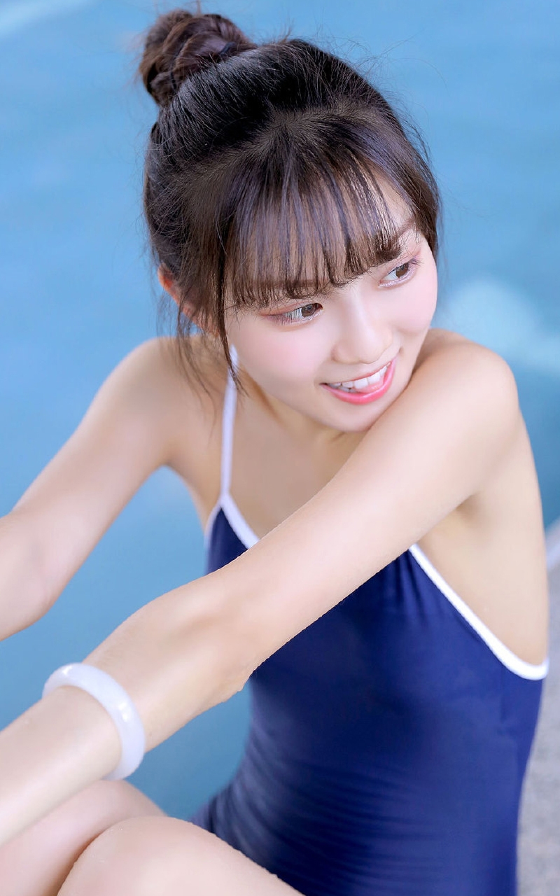 性感少女吊带连体泳衣泳池湿身诱惑 性感少女吊带连体泳衣泳池湿身诱惑