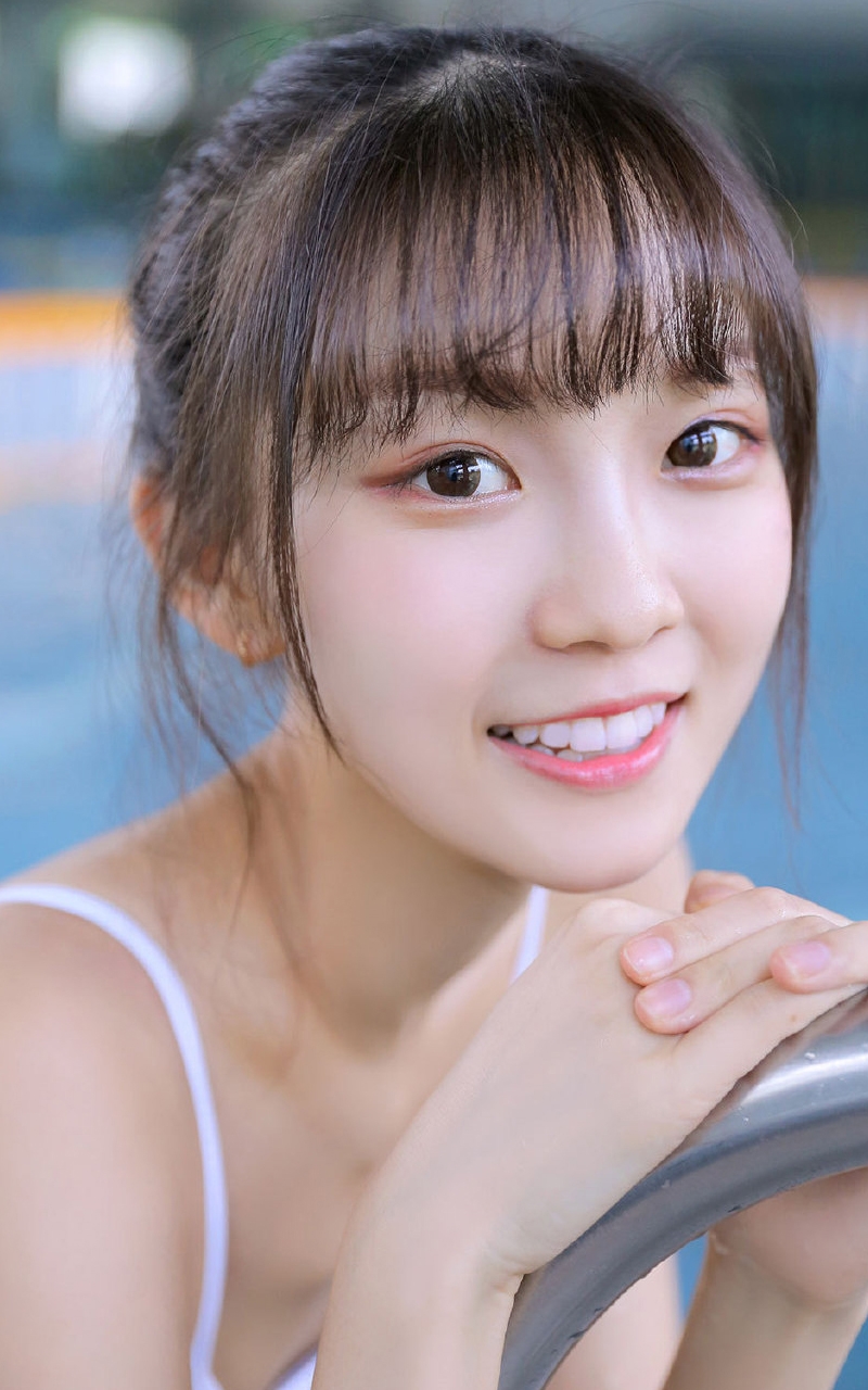 性感少女吊带连体泳衣泳池湿身诱惑 性感少女吊带连体泳衣泳池湿身诱惑