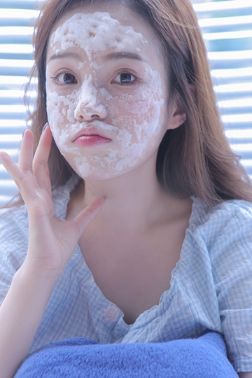 窗台边的美女萝莉嘟嘴卖萌俏皮可爱