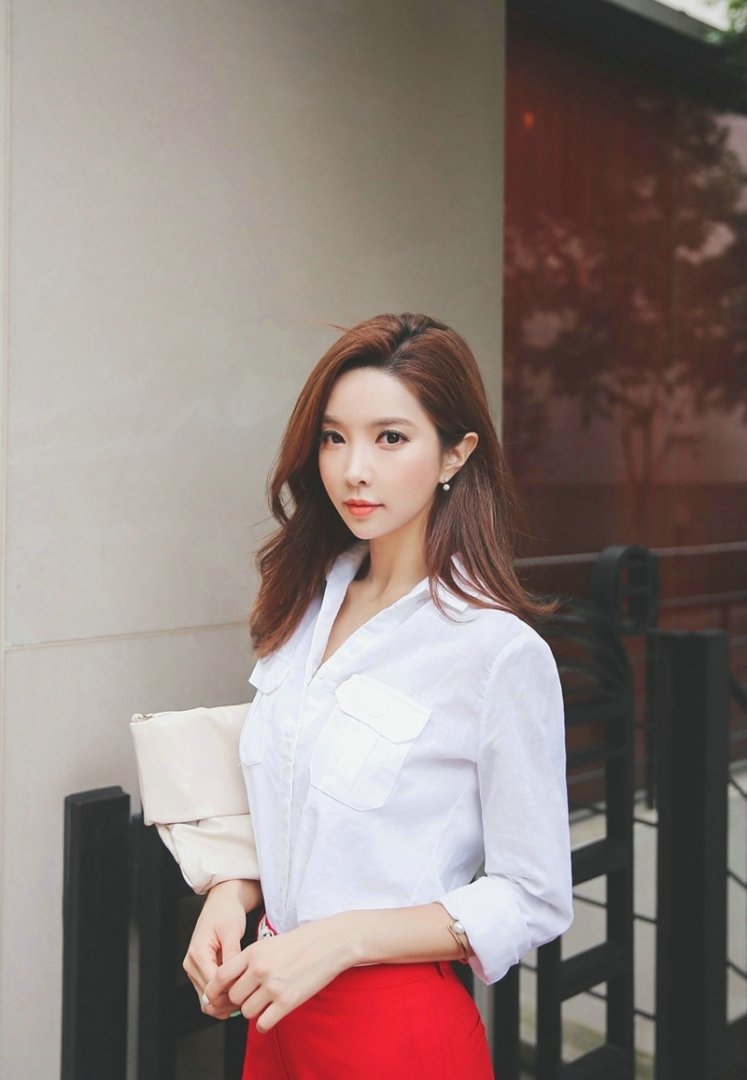 瓜子脸美女嫩模大波浪卷发性感迷人 瓜子脸美女嫩模大波浪卷发性感迷人
