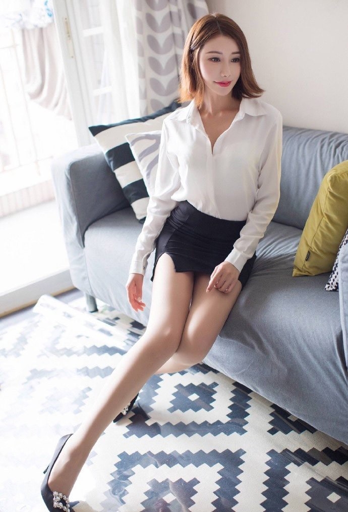 沙发美女秘书黑丝制服高跟美腿极品销魂 沙发美女秘书黑丝制服高跟美腿极品销魂