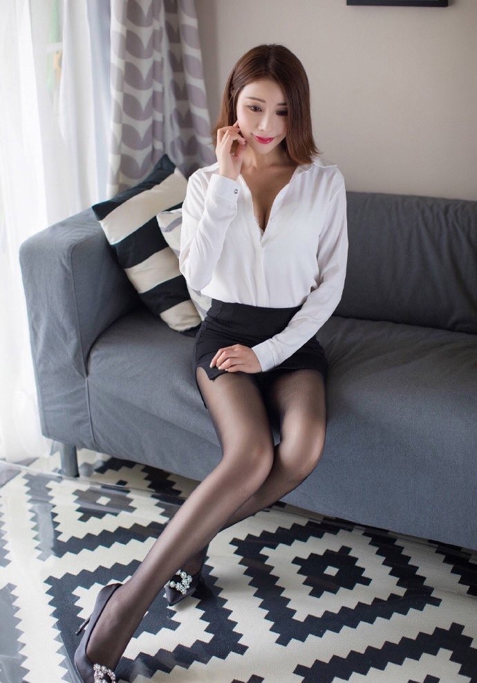 沙发美女秘书黑丝制服高跟美腿极品销魂 沙发美女秘书黑丝制服高跟美腿极品销魂
