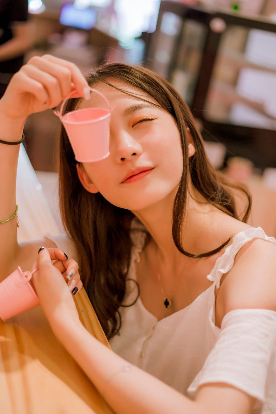 黑长直发美女御姐漂亮脸蛋白里透红 黑长直发美女御姐漂亮脸蛋白里透红