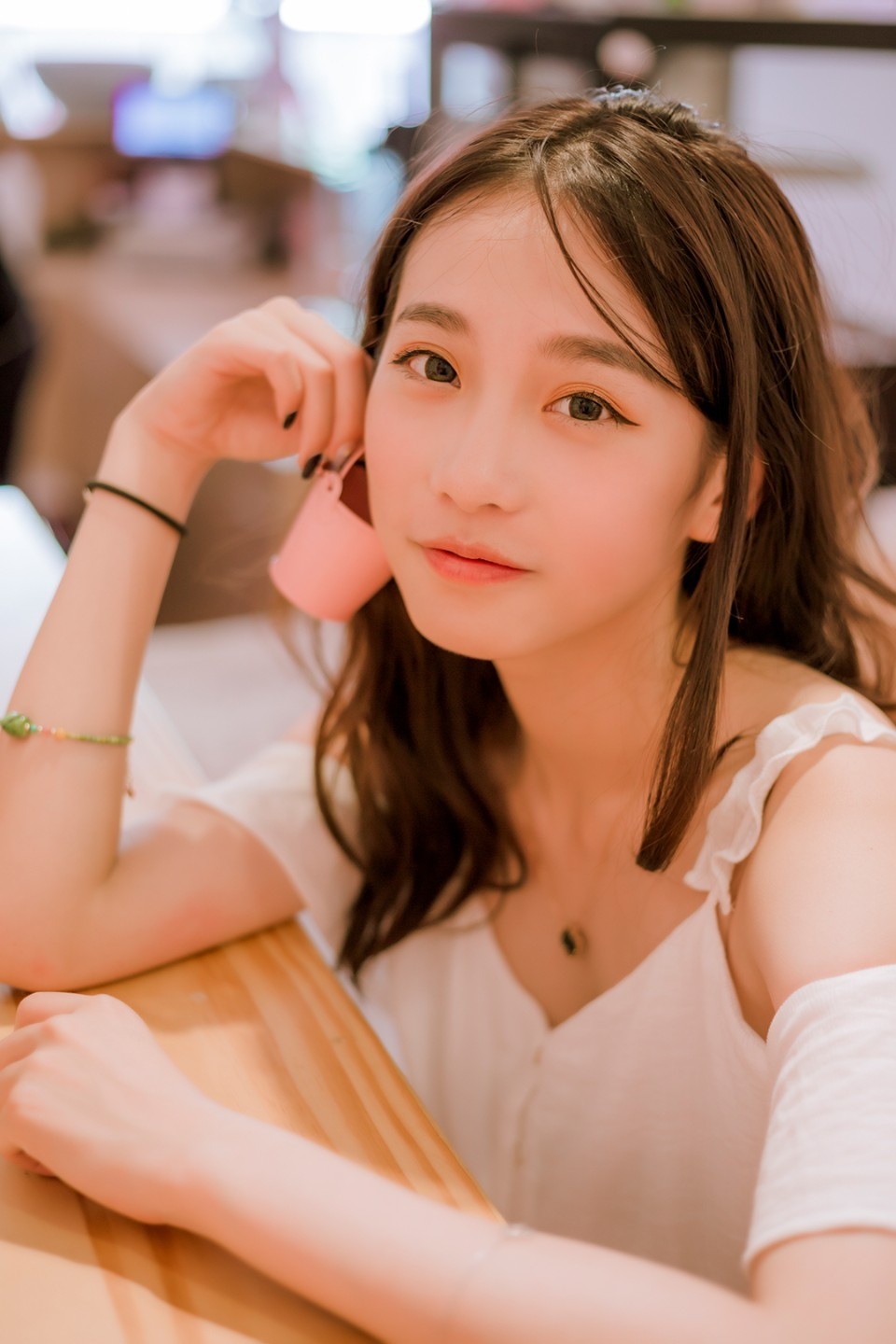 黑长直发美女御姐漂亮脸蛋白里透红 黑长直发美女御姐漂亮脸蛋白里透红