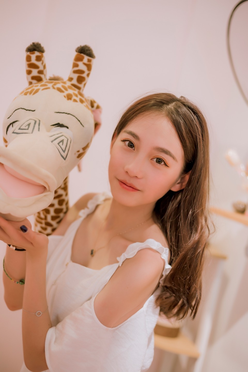 黑长直发美女御姐漂亮脸蛋白里透红 黑长直发美女御姐漂亮脸蛋白里透红