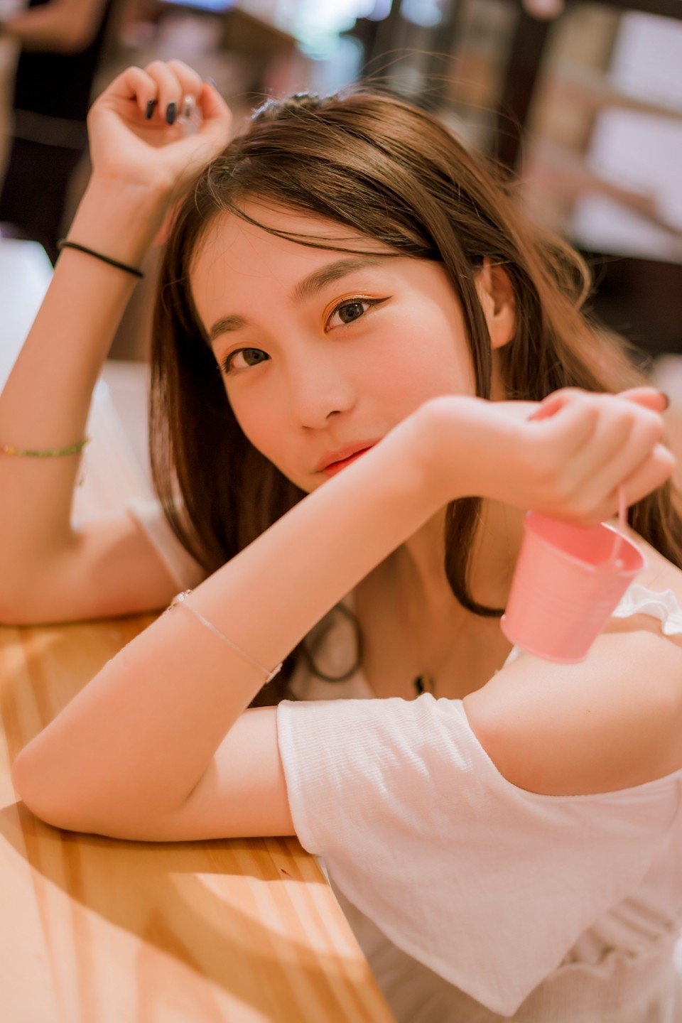 黑长直发美女御姐漂亮脸蛋白里透红 黑长直发美女御姐漂亮脸蛋白里透红