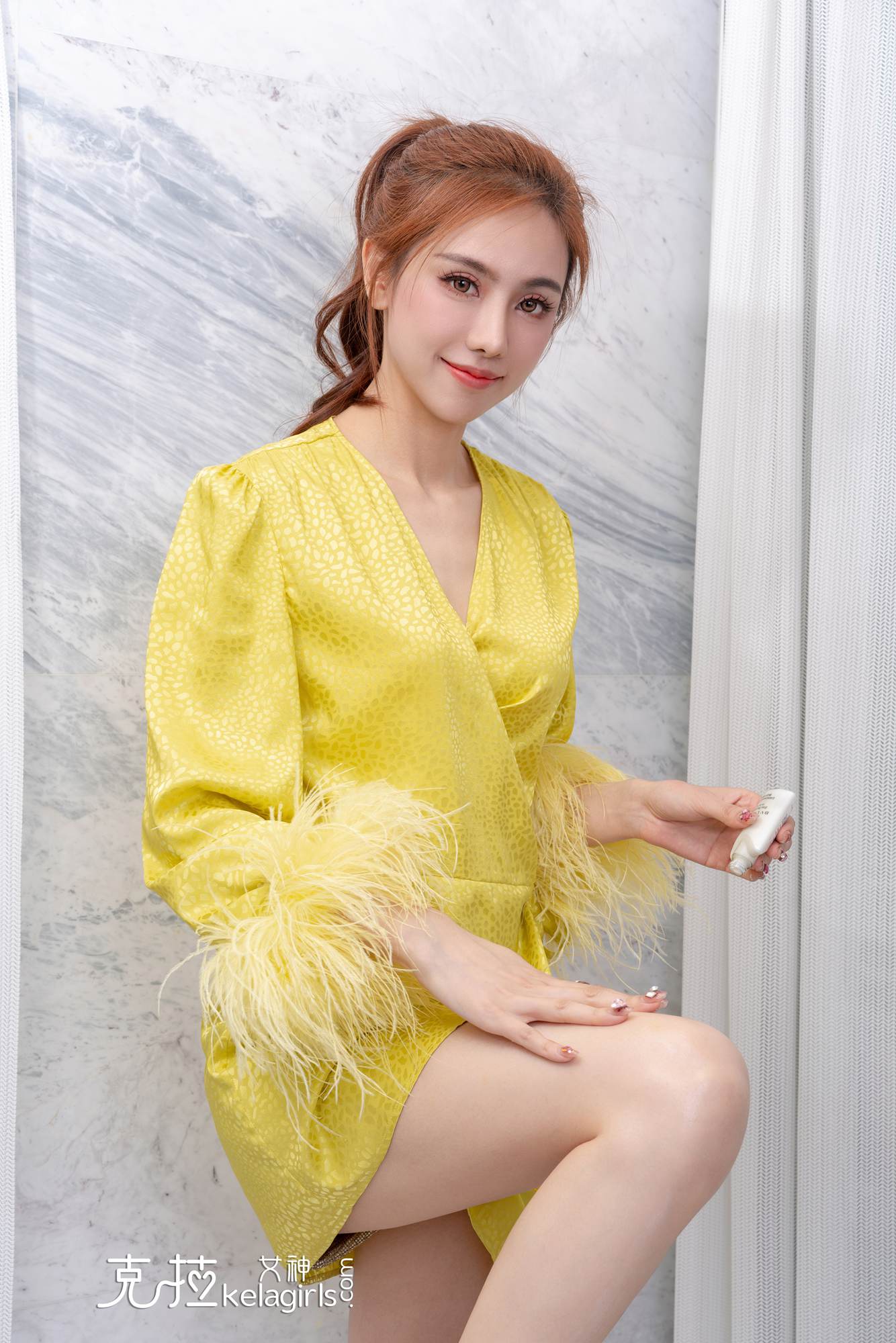轻抹乳液，丝袜玉足