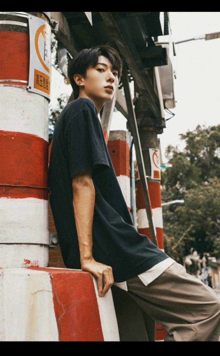 ʘʚʘ-广东省·广州市·天河区--男模，177，肩宽，侧脸好，当过摄影模特，想约拍，一起创作，脾气好，好沟通，形象还可以比较上镜，出片质量高，周六日有空