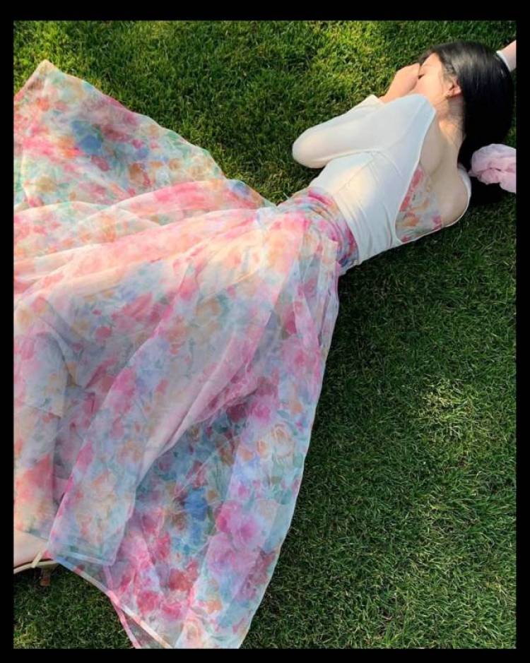 提供以下服装中的一件或多件，在深圳海边进行静态照片拍摄和视频