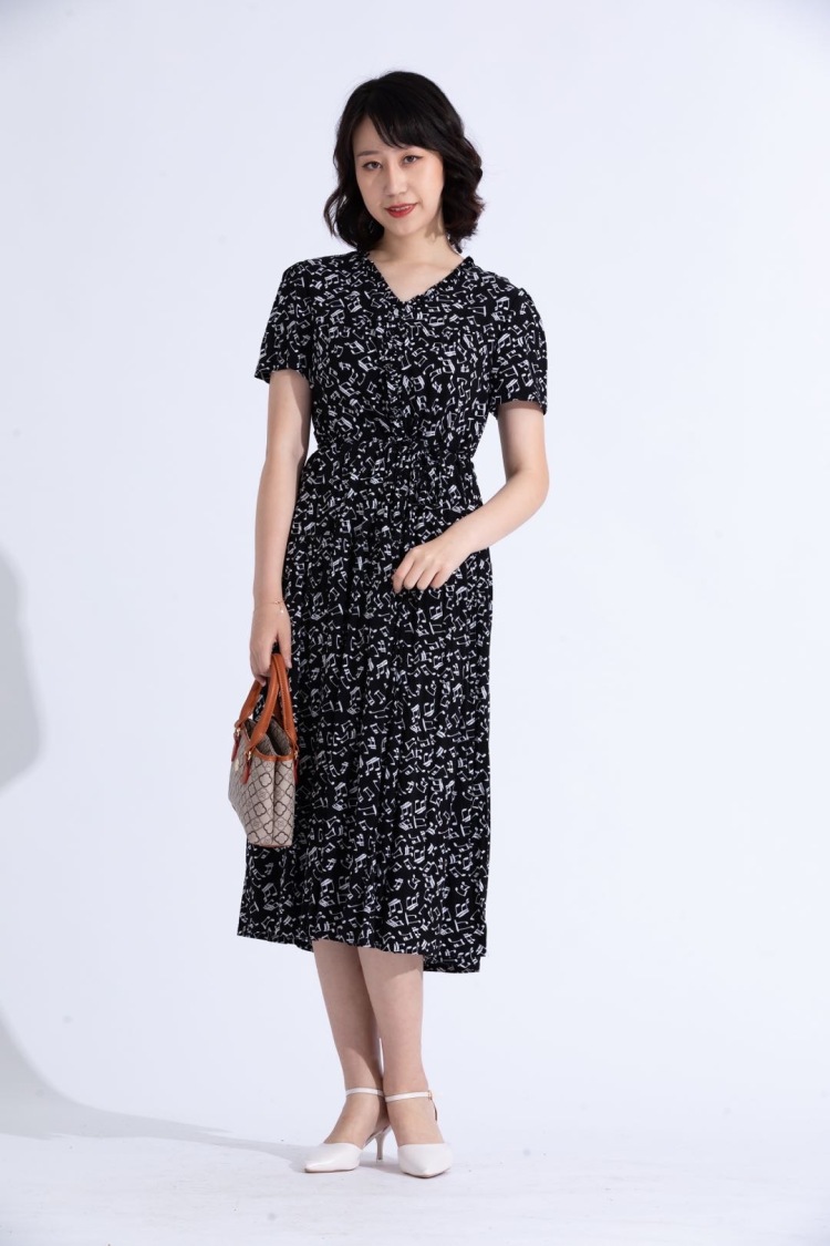 服装拍摄女：身高168CM以上，身材比例好，表现力强男：