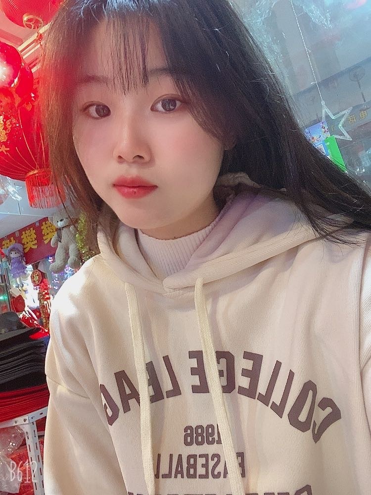 平时休息时间比较多。自己很少拍只有自拍。拍摄的风格可以看摄影