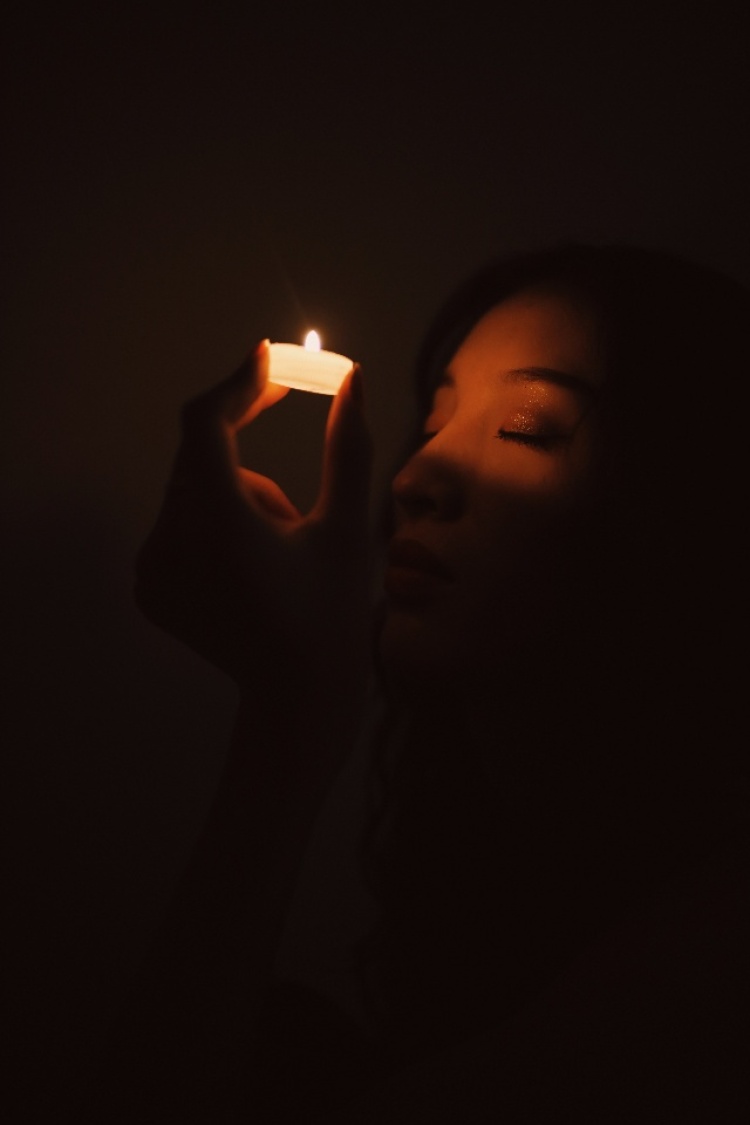 已经多次约拍过的这个妹子想要一个比较丧的情绪片子，于是我们就